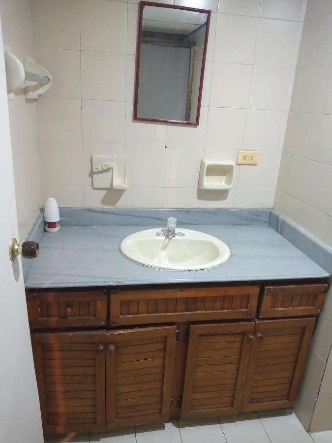 מדיין Yellow House Hostel מראה חיצוני תמונה