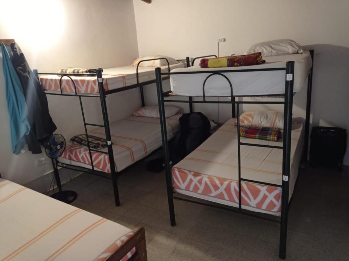 מדיין Yellow House Hostel מראה חיצוני תמונה