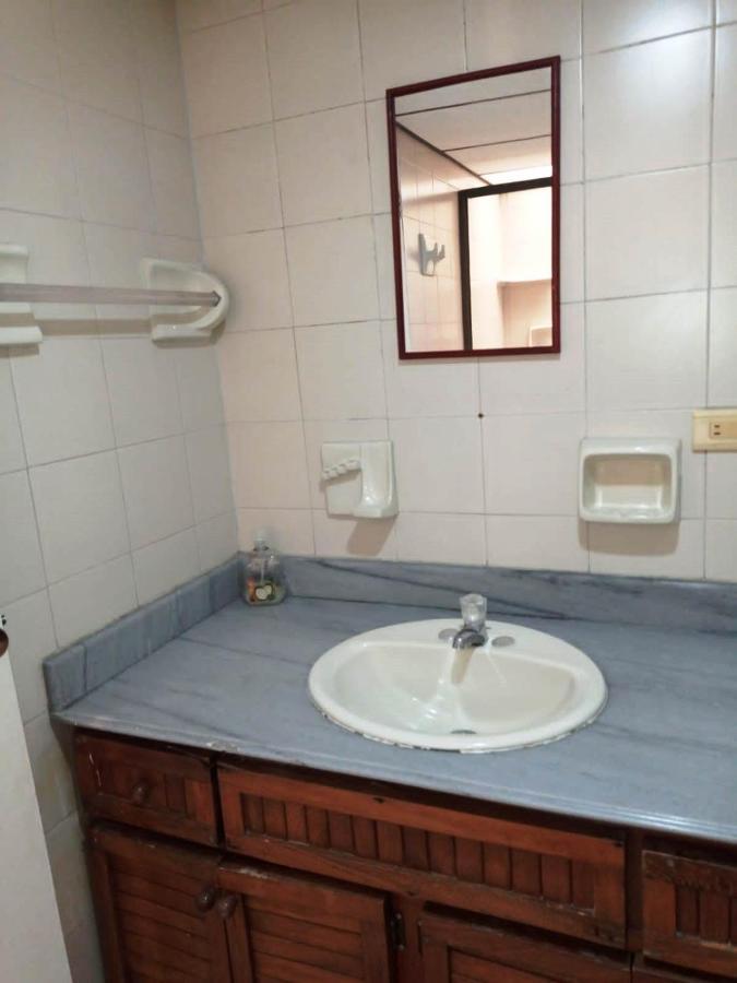 מדיין Yellow House Hostel מראה חיצוני תמונה