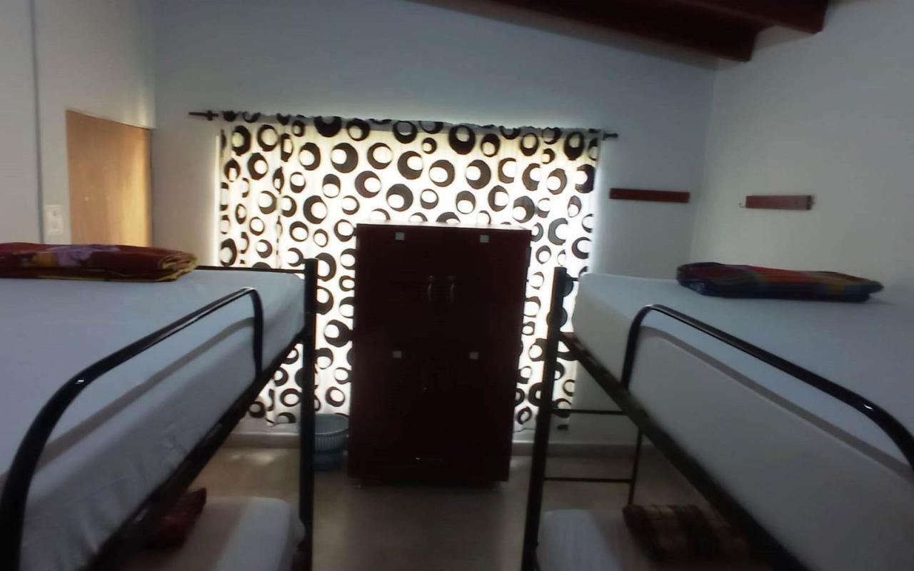 מדיין Yellow House Hostel מראה חיצוני תמונה