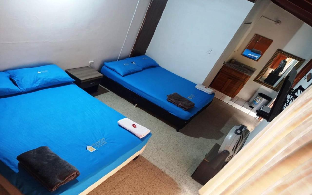 מדיין Yellow House Hostel מראה חיצוני תמונה