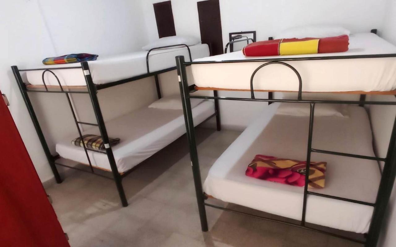 מדיין Yellow House Hostel מראה חיצוני תמונה