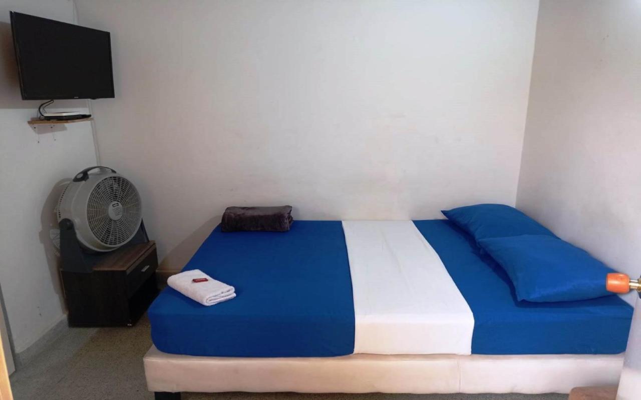 מדיין Yellow House Hostel מראה חיצוני תמונה