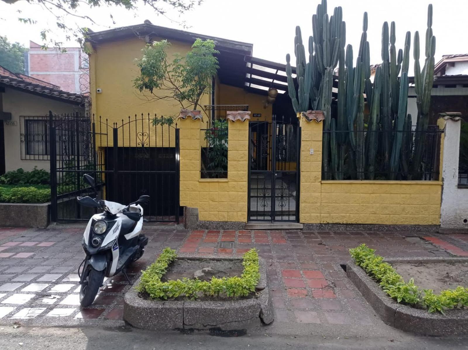 מדיין Yellow House Hostel מראה חיצוני תמונה