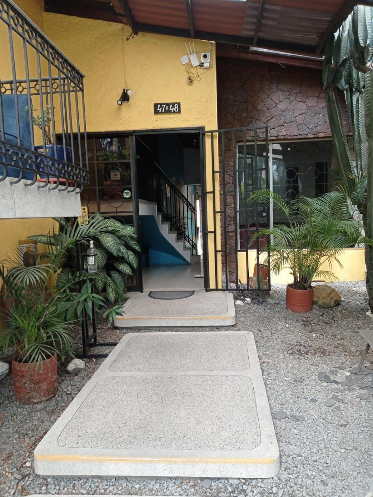 מדיין Yellow House Hostel מראה חיצוני תמונה