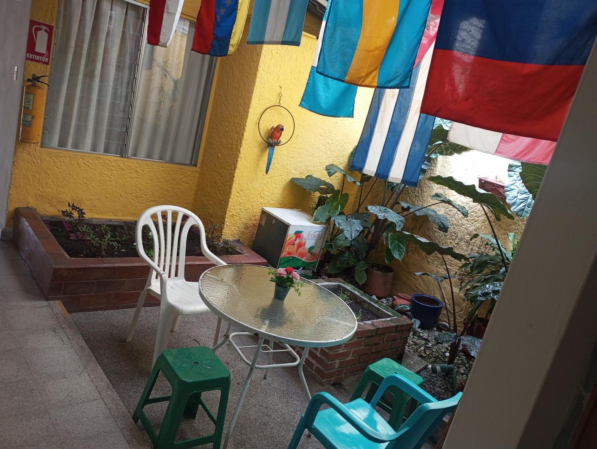 מדיין Yellow House Hostel מראה חיצוני תמונה