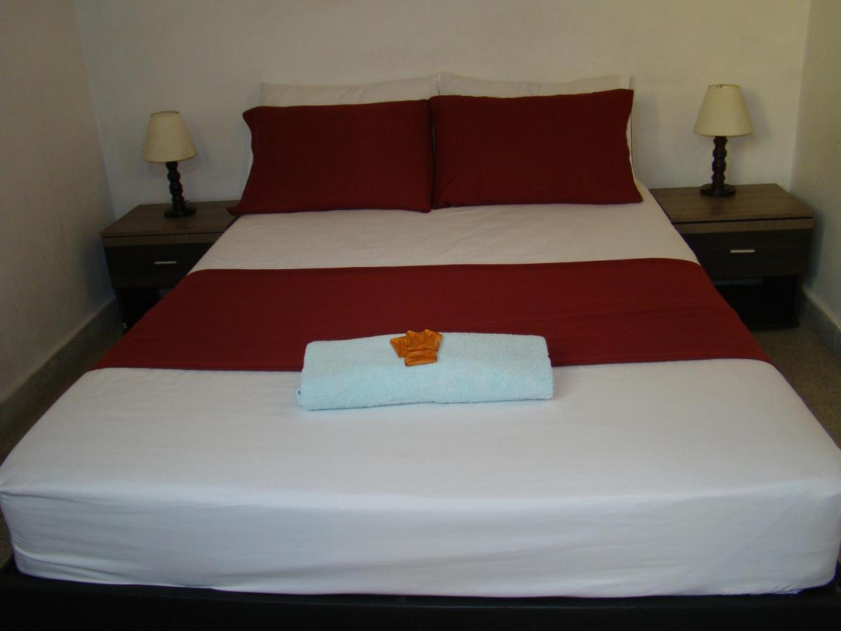 מדיין Yellow House Hostel מראה חיצוני תמונה