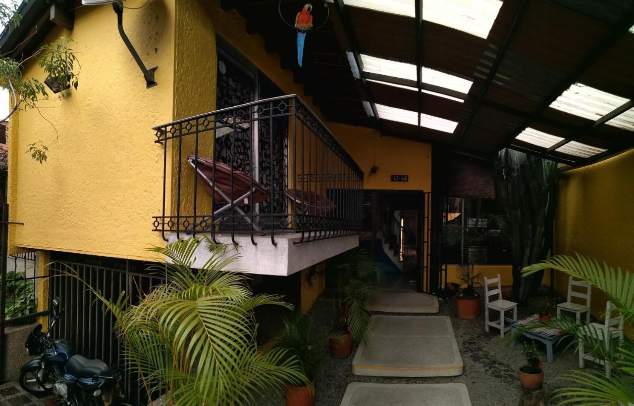 מדיין Yellow House Hostel מראה חיצוני תמונה