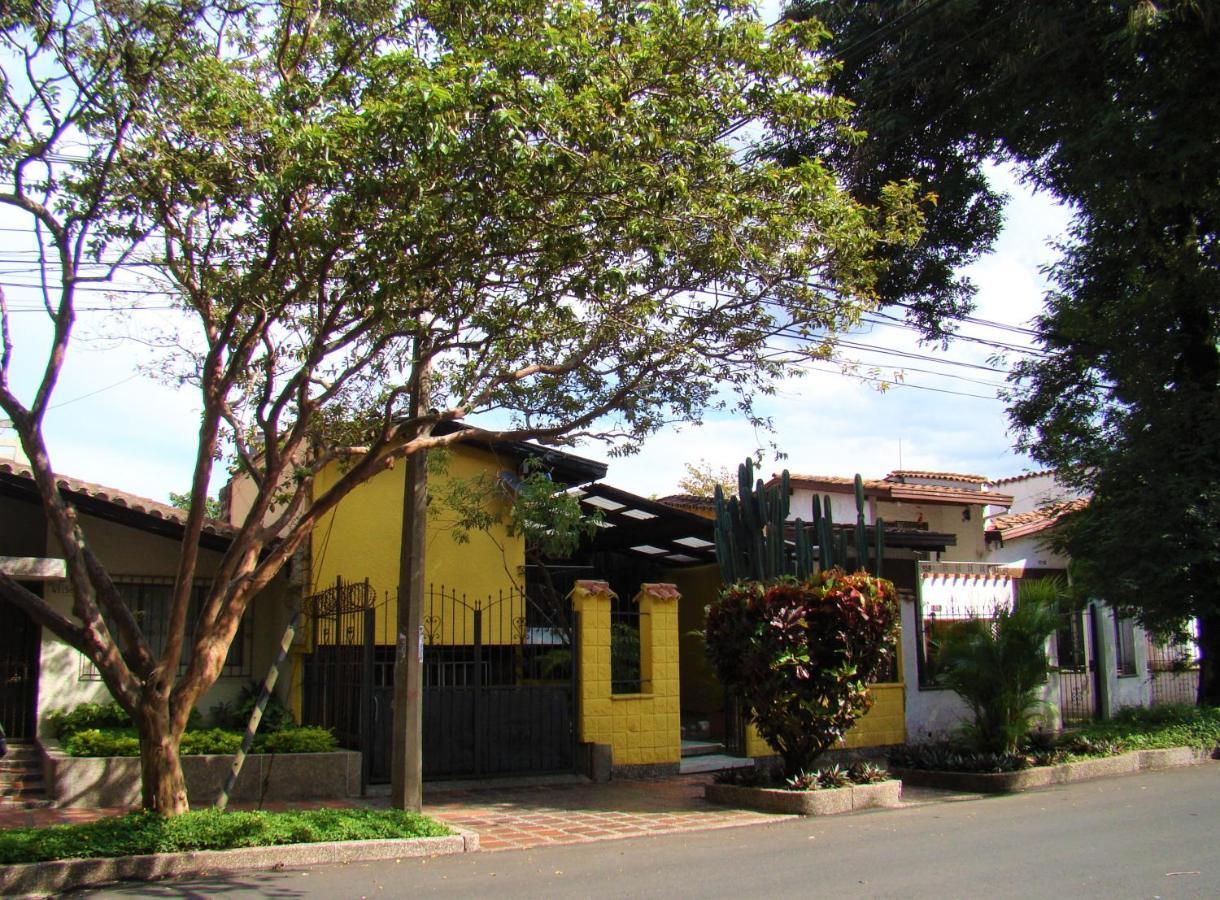 מדיין Yellow House Hostel מראה חיצוני תמונה