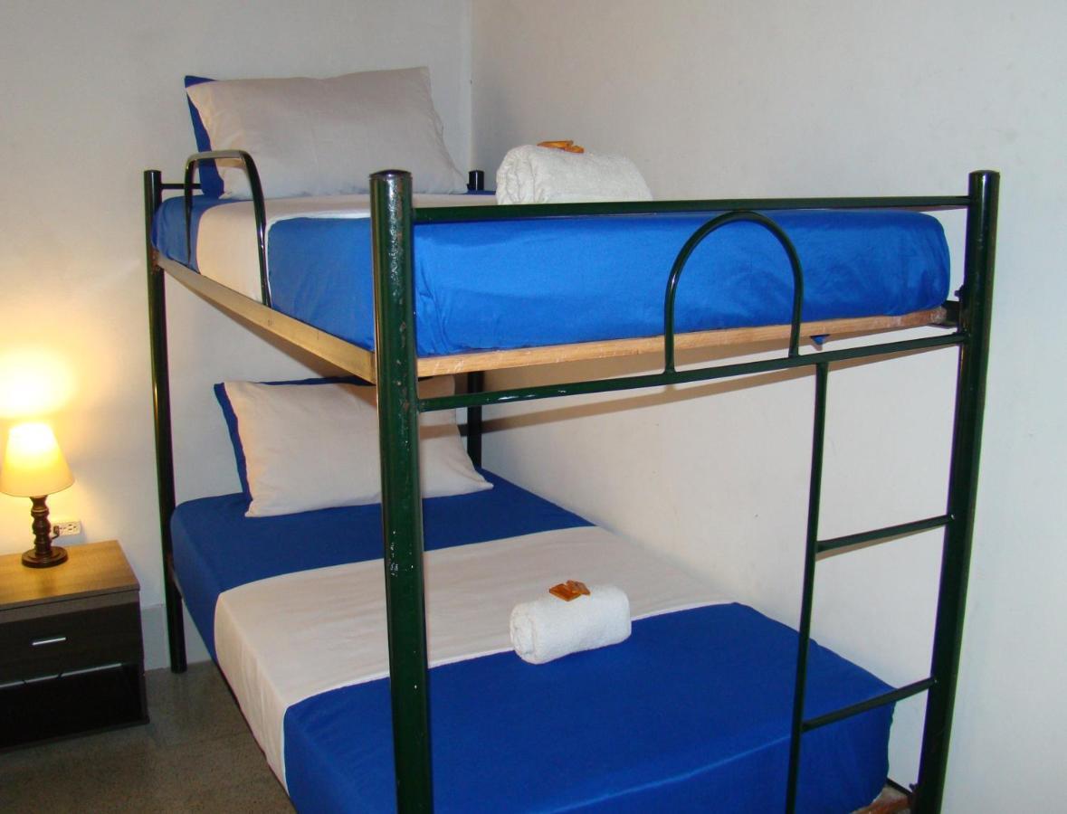 מדיין Yellow House Hostel מראה חיצוני תמונה